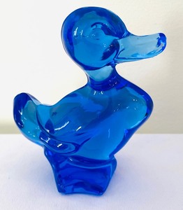 lot 262 image: Vintage Cobalt Blue Art Glass Ducks