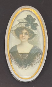 lot 325 image: Vintage Lady Wall Decor