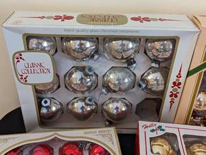 lot 297 image: Assorted Vintage Ornaments