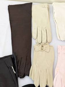 lot 321 image: Vintage Womens Gloves