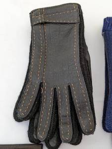 lot 322 image: Womens Leather Gloves