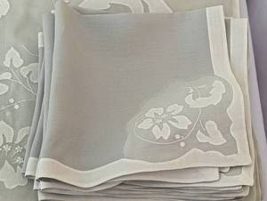 lot 323 image: Assorted Vintage Linens