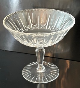lot 337 image: Three Pieces of Vintage Glassware
