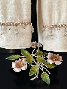 lot 148 image: Vintage Metal Counter Top Towel Holder with Two Hand Towels