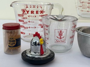 lot 146 image: Vintage Kitchen Fun - Variety of Vintage Kitchen Items