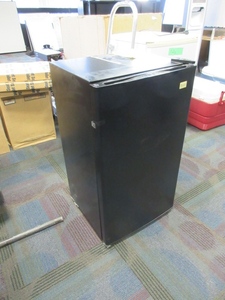 lot 121 image: AVANTI COUNTER HEIGHT REFRIGERATOR