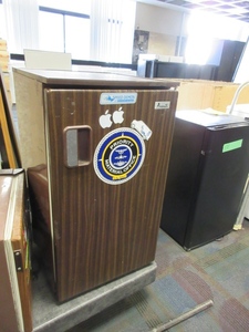 lot 122 image: AVANTI DORM REFRIGERATOR
