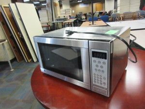 lot 134 image: GE MICROWAVE WITH TURNTABLE