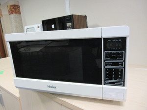 lot 135 image: HAIER MOCROWAVE WITH TURNTABLE