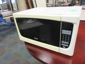 lot 136 image: AVANTI MICROWAVE WITH TURNTABLE