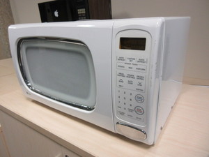 lot 137 image: LG MICROWAVE WITH TURNTABLE