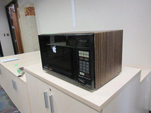 lot 139 image: GOLDSTAR MICROWAVE WITH TURNTABLE