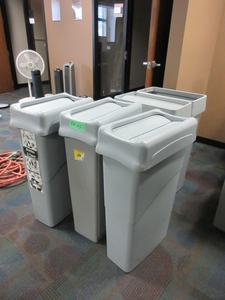 lot 146 image: RUBBERMAID TRASH BINS WITH LIDS