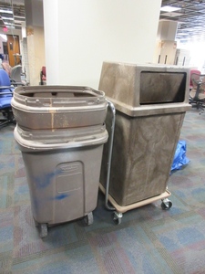 lot 154 image: RUBBERMAID TRASH CONTAINERS AND A TRASH DOLLIE