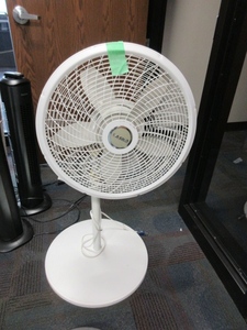 lot 159 image: LASKO 3 SPEED OSCILLATING FAN
