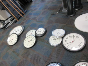 lot 162 image: BATTERY OPERATED WALL CLOCKS