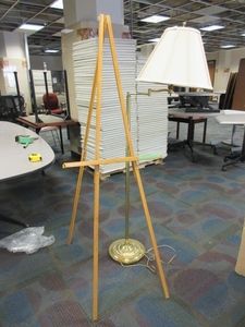 lot 172 image: QUARTET WOODEN EASEL AND FLOOR LAMP