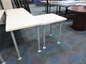 lot 229 image: STEELCASE UNIVERSAL STRAIGHT SURFACE WORKSYSTEM WORK TABLES
