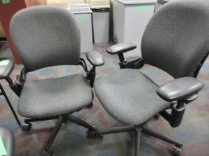 lot 339 image: GRAY STEELCASE AND HON CHAIRS
