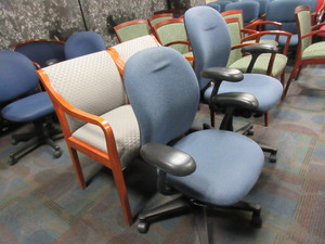 lot 352 image: HERMAN MILLER ADJUSTABLE OFFICE CHAIRS AND KIMBALL RECEPTION CHAIRS