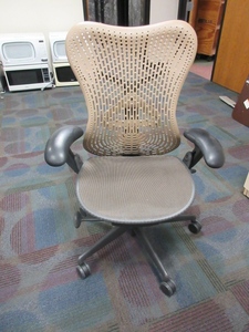 lot 358 image: HERMAN MILER MIRRA CHAIR IN BROWN