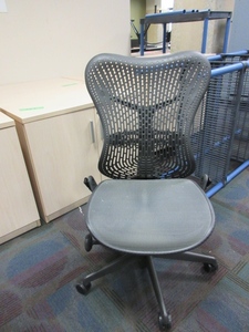 lot 359 image: HERMAN MILLER MIRRA CHAIR WITHOUT ARMS