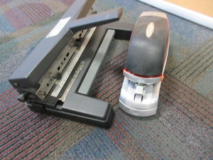 lot 366 image: AUTOMATIC STAPLER AND HEAVY DUTY 3 HOLE PUNCH