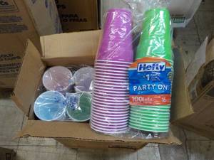 lot 19 image: Hefty Case of 400 - 16 oz Mixed Col...