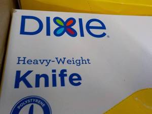 lot 42 image: Dixie 1000 White Heavy Weight Plast...