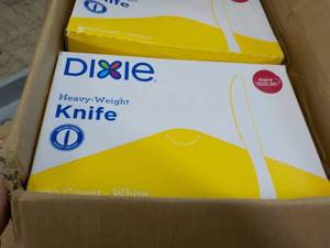 lot 44 image: Dixie 1000 White Heavy Weight Plast...