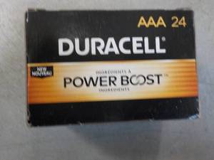 lot 75 image: 24 AAA Duracell Power Boost Batteri...