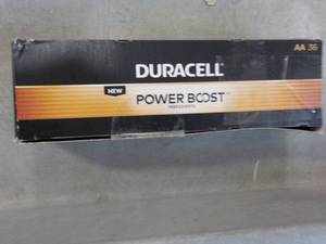 lot 78 image: 36 AA Duracell Power Boost Batterie...