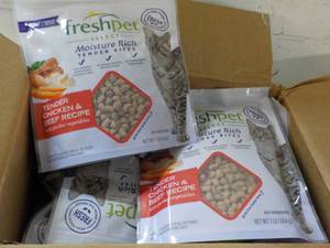 lot 470 image: 6 1 lb packages Freshpet Tender Chi...