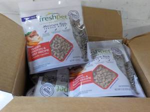 lot 471 image: 6 1 lb packages Freshpet Tender Chi...