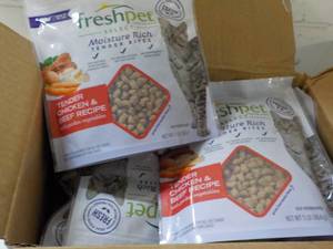 lot 472 image: 6 1 lb packages Freshpet Tender Chi...