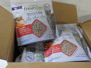 lot 473 image: 6 1 lb packages Freshpet Tender Chi...