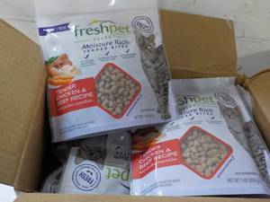 lot 475 image: 6 1 lb packages Freshpet Tender Chi...