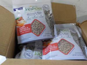 lot 476 image: 6 1 lb packages Freshpet Tender Chi...