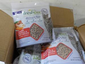 lot 478 image: 6 1 lb packages Freshpet Tender Chi...