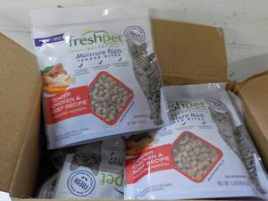 lot 479 image: 6 1 lb packages Freshpet Tender Chi...