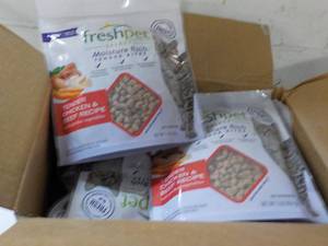 lot 480 image: 6 1 lb packages Freshpet Tender Chi...