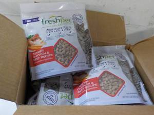 lot 481 image: 6 1 lb packages Freshpet Tender Chi...