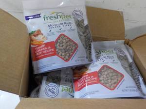 lot 482 image: 6 1 lb packages Freshpet Tender Chi...