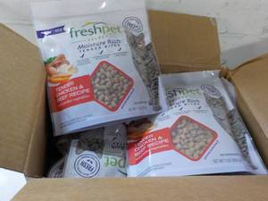 lot 483 image: 6 1 lb packages Freshpet Tender Chi...