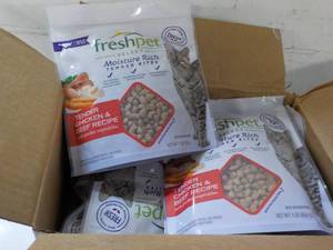 lot 484 image: 6 1 lb packages Freshpet Tender Chi...