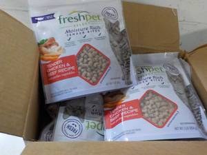 lot 485 image: 6 1 lb packages Freshpet Tender Chi...
