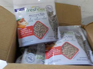 lot 486 image: 6 1 lb packages Freshpet Tender Chi...