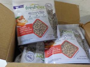 lot 487 image: 6 1 lb packages Freshpet Tender Chi...