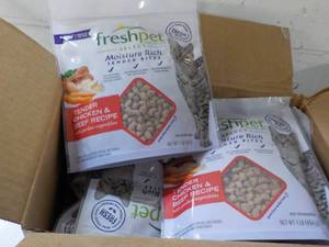 lot 488 image: 6 1 lb packages Freshpet Tender Chi...