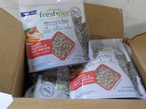 lot 489 image: 6 1 lb packages Freshpet Tender Chi...